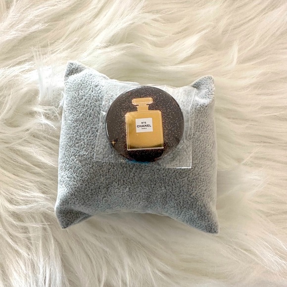 CHANEL No 5 Badge Pin 2021 Limited Edition Collectible New - Picture 1 of 4
